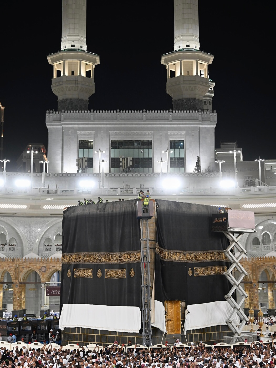 Foto: Penampakan Kabah Berganti Kiswah Jelang Berakhirnya Musim Haji 2025 1 Foto: Penampakan Kabah Berganti Kiswah Jelang Berakhirnya Musim Haji 2025