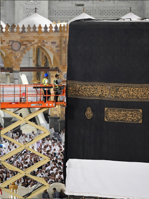 Kabah Berganti Penutup, Begini Proses Pembuatan Kiswah yang Sangat Detail