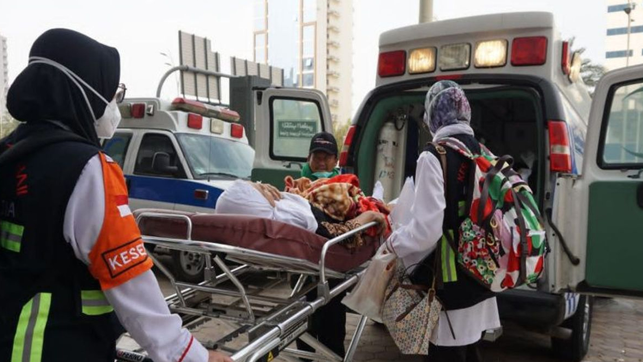 Illustrasi jemaah haji dievakuasi