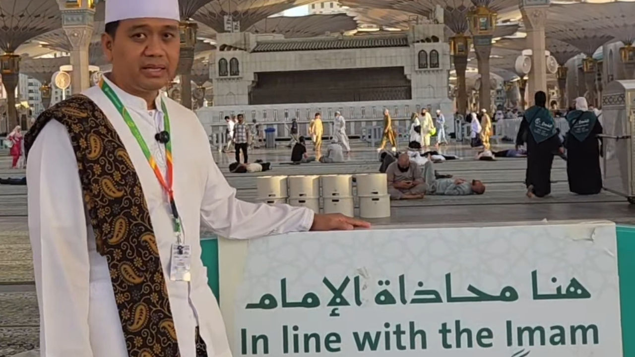 Hati-hati Melewati 'Garis Imam' Ini saat Salat di Masjid Nabawi, Hukumnya Batal Menurut Tiga Mazhab 1 Hati-hati Melewati ‘Garis Imam’ Ini saat Salat di Masjid Nabawi, Hukumnya Batal Menurut Tiga Mazhab