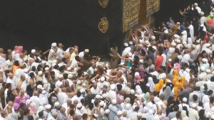 Jangan Saling Menyakiti demi Mencium Hajar Aswad, Habib Husein Hadar Ingatkan Mudaratnya