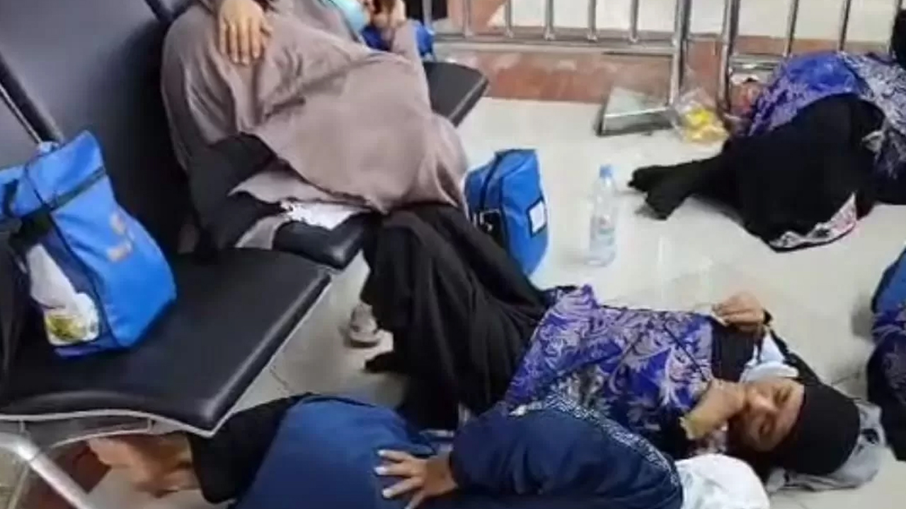 Puluhan Jemaah Umrah Asal Bulukumba Telantar di Bandara Jakarta Usai Pulang dari Tanah Suci 1 Puluhan Jemaah Umrah Asal Bulukumba Telantar di Bandara Jakarta Usai Pulang dari Tanah Suci