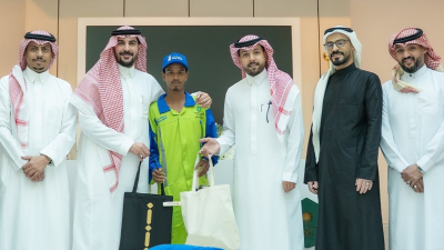 Petugas Kebersihan Masjidil Haram Dapat Apresiasi dari Pemerintah Saudi karena Aksinya Beri Sejadah