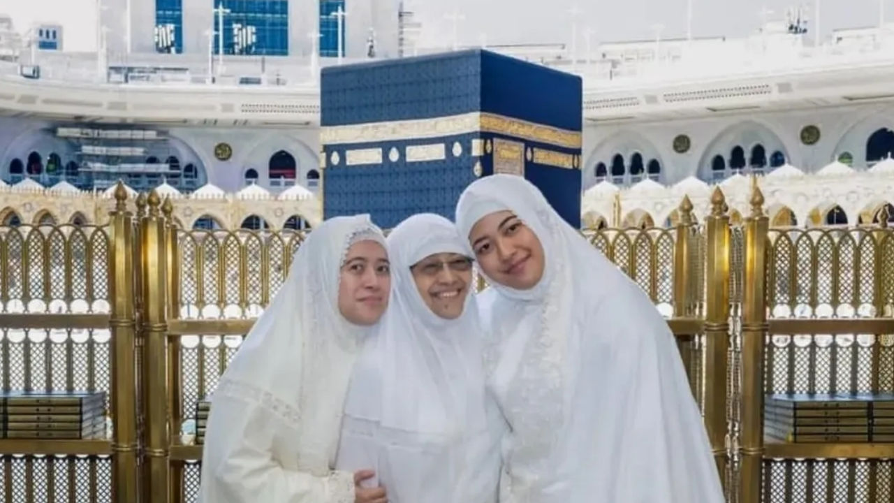 Momen Hangat Megawati Soekarnoputri di Depan Kabah Usai Terima Gelar Doktor HC PNU 1 Momen Hangat Megawati Soekarnoputri di Depan Kabah Usai Terima Gelar Doktor HC PNU