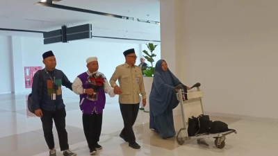 Haru, Penjual Bakso 73 Tahun Asal Maros Berangkat Haji Pakai Kursi Roda Pulang Jalan Kaki