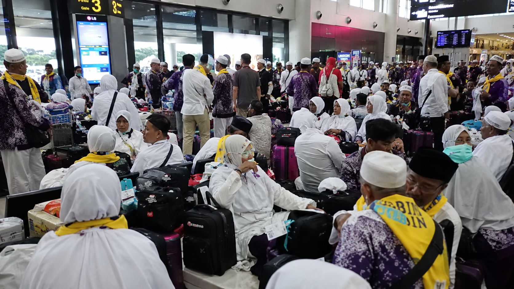 360 Jemaah Umrah Tertahan di Bandara Makassar, Garuda Ungkap Kendala Visa