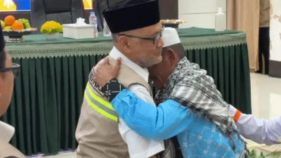 Dipeluk Menteri Haji, Jamaah Tunanetra Asal Sinjai Terharu Namanya Diabadikan untuk Masjid yang Dibangun di Saudi