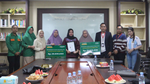Tazkiyah Tour Serahkan Asuransi ke Keluarga Jemaah Haji yang Wafat, Kemenhaj Apresiasi
