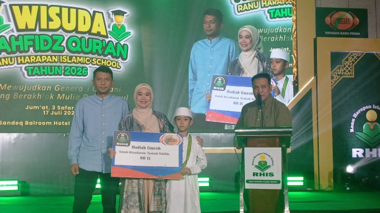 Ramli Rahim Beri Kejutan Hadiah Umrah untuk Siswanya yang Hafal 30 Juz